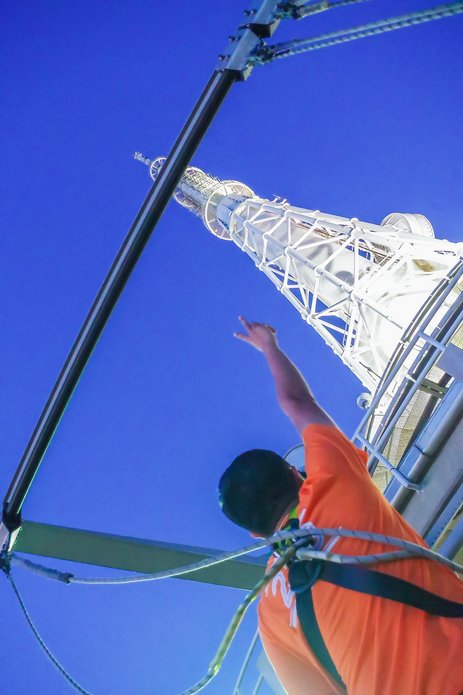 澳门塔323米世界第一蹦极跳,澳门塔蹦极runningman是高飞跳吗