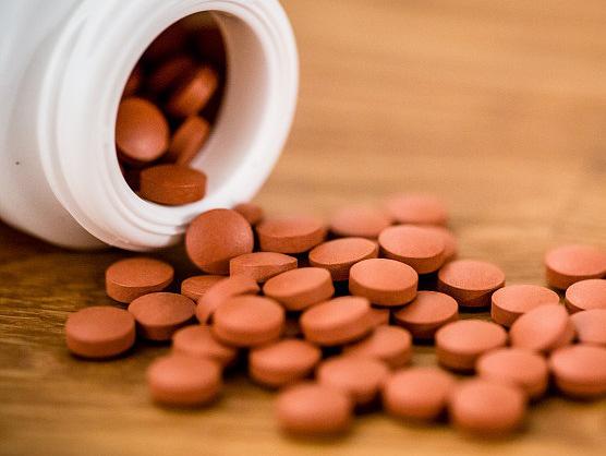 痛风引起的慢性关节炎吃什么药,复发性痛风关节炎的急性发作