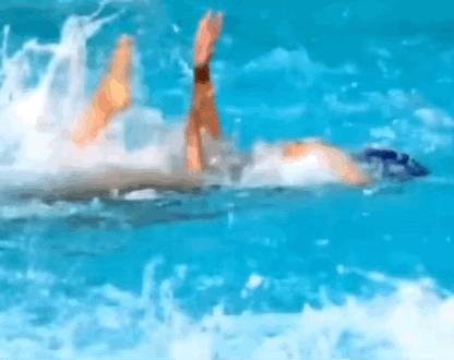 孙颖莎和伊藤美诚台下互动,孙颖莎对伊藤美诚撒娇