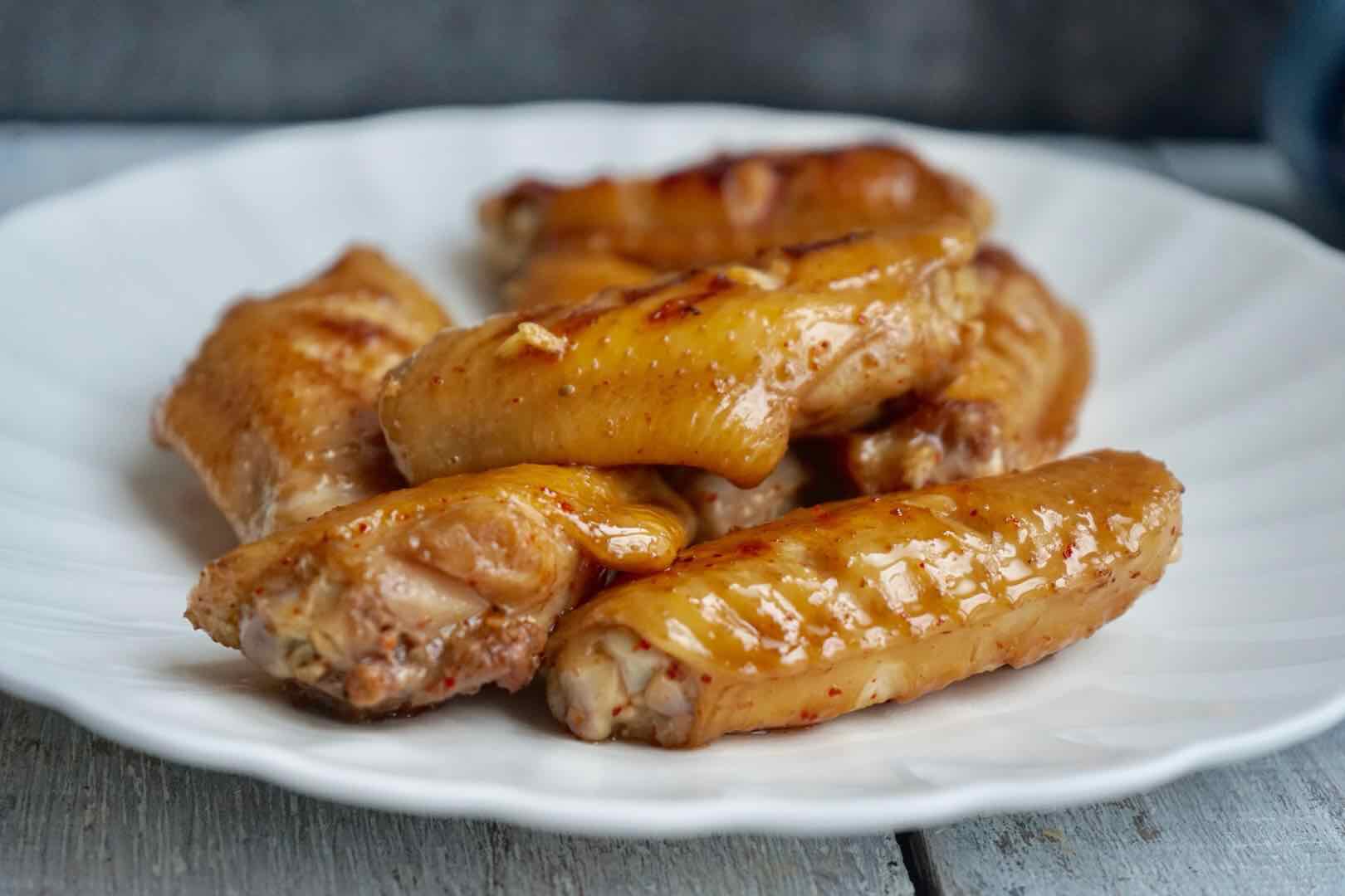 烤箱版鸡翅怎么做更好吃?多加一个料腌制,烤出来的鸡翅香软多汁