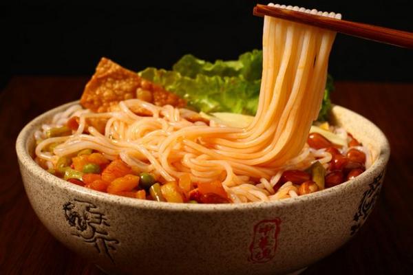 螺蛳粉怎么煮嗅起来臭吃起来香,最好吃螺蛳粉辣臭香的秘诀