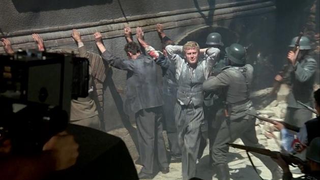 《铁皮鼓》3岁男孩撞破母亲婚外情，撕开成人界的“不伦”与虚伪