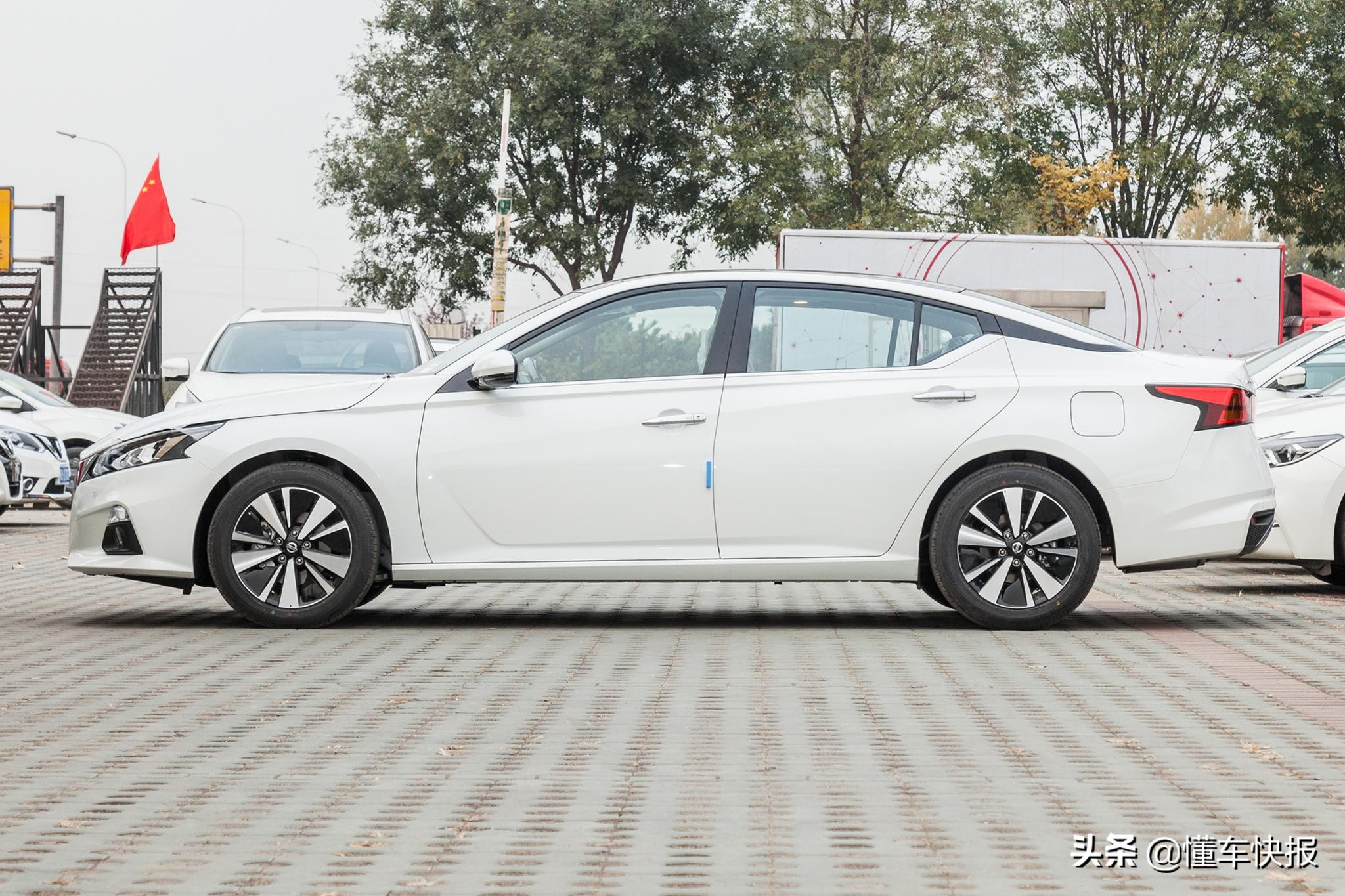 本田雅阁和日产天籁2.0t对比测试,天籁2.0t和雅阁混动怎么选