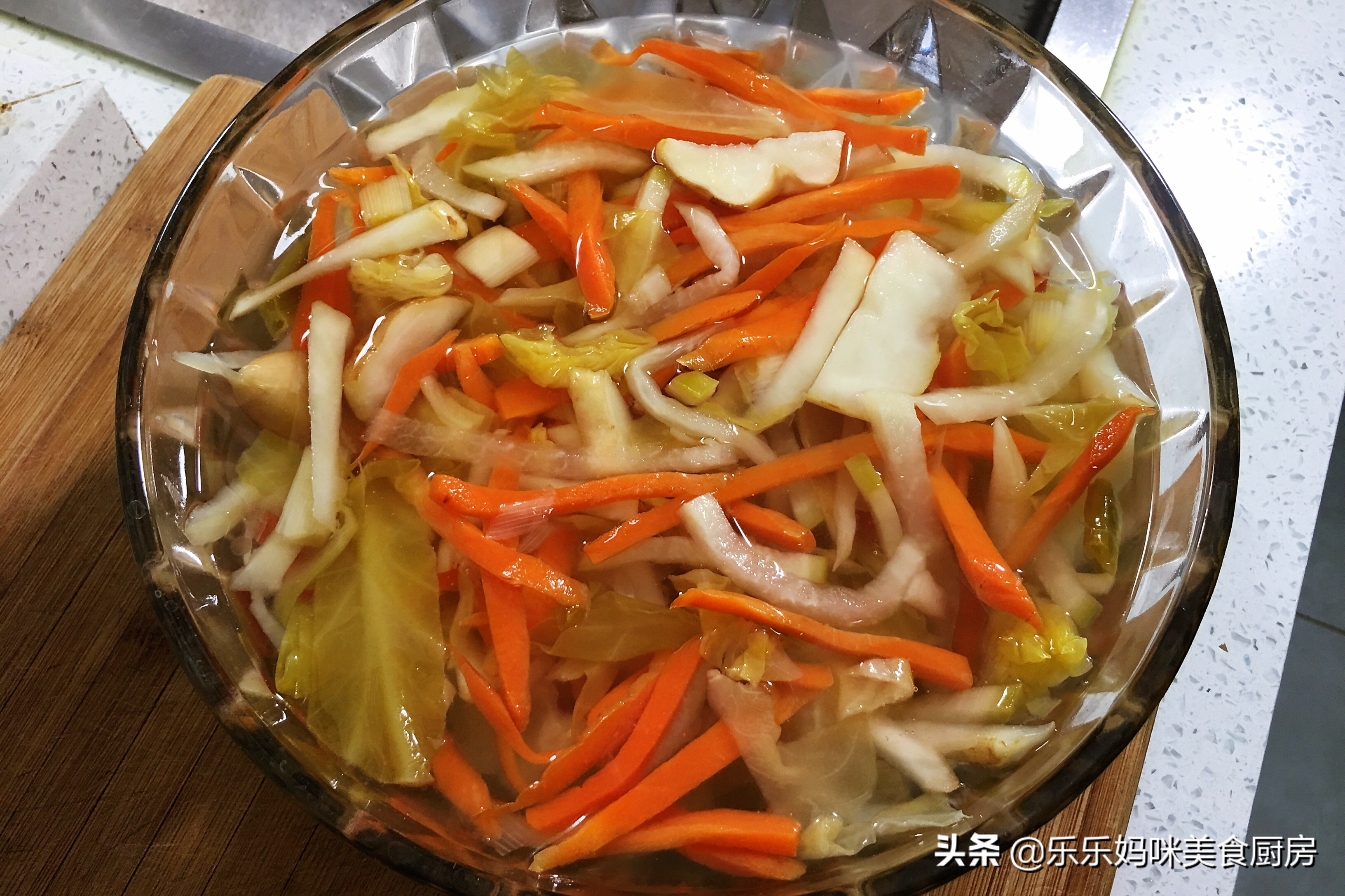 天冷腌的酸菜不酸怎么办,腌酸菜冬天冻了咋办