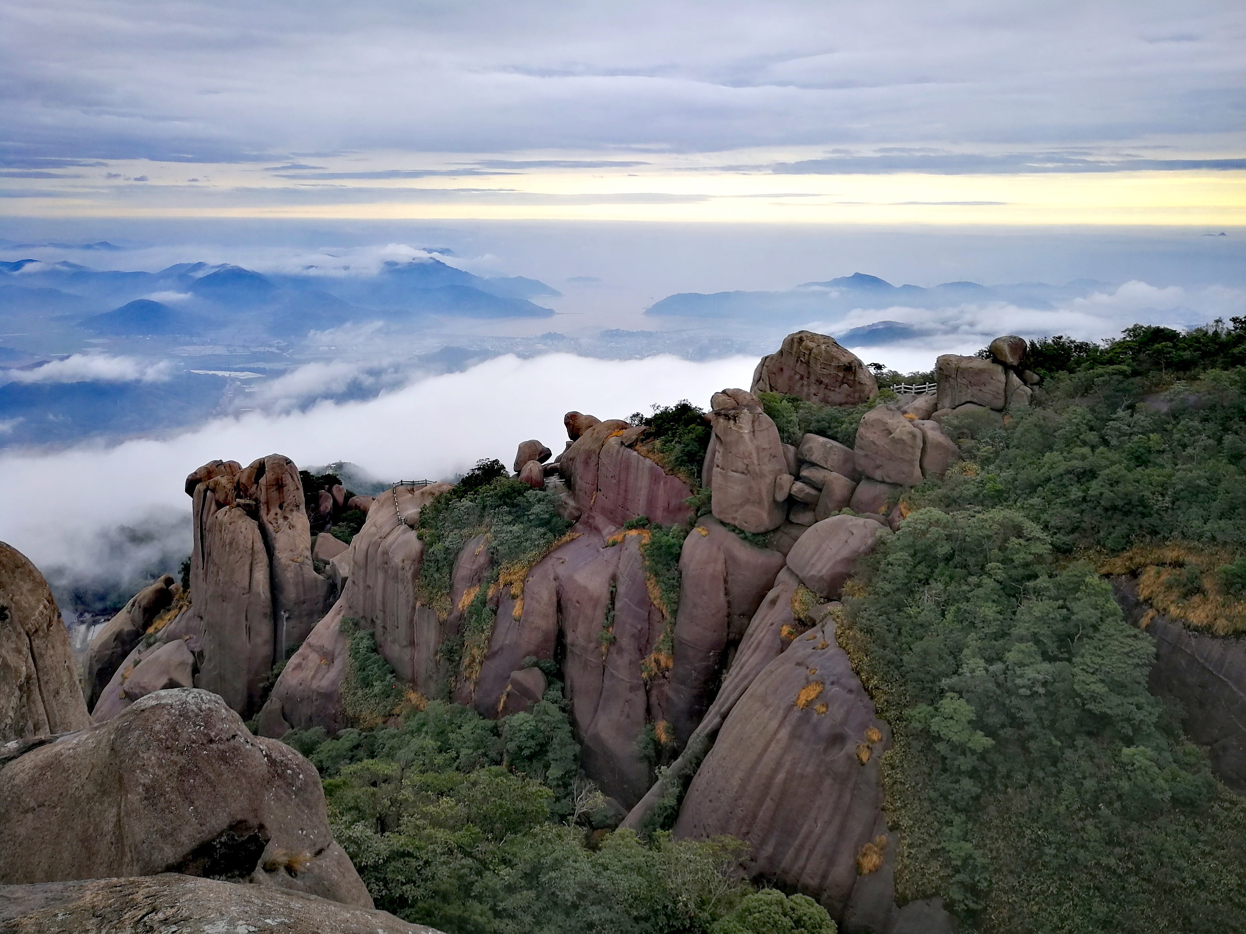 太姥山山顶日出,雨中的太姥山云雾缭绕