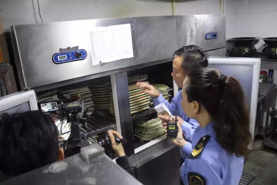 跟着“食安现场”走进梅华街道大型超市沃尔玛和吴铭怀旧火锅店