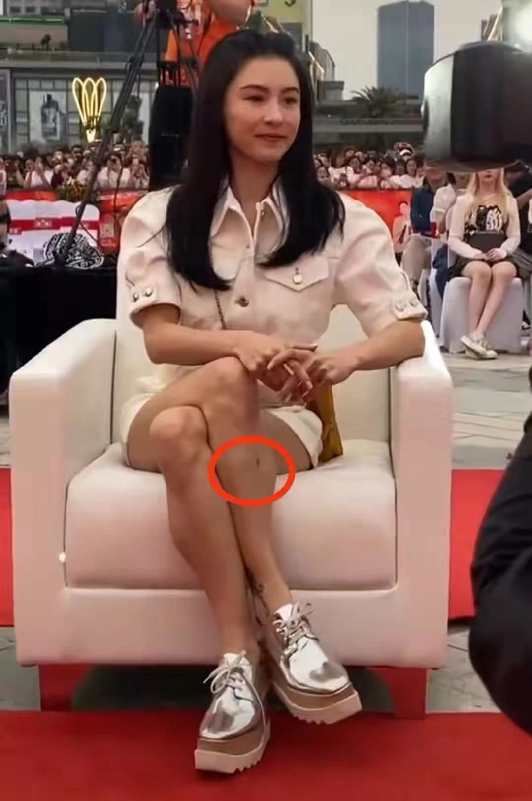 张柏芝走t台秀穿黑裤子,张柏芝吊带花裙出席活动