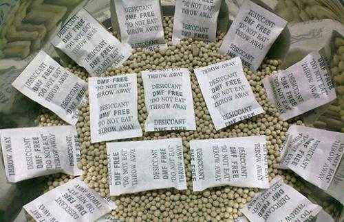 孩子误食干燥剂奶奶的60秒反应,三岁误食干燥剂被奶奶救下