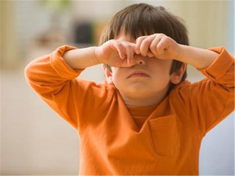 3岁孩子眼睛进了石灰,妈妈第一时间这样处理,医生看了都点赞