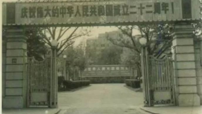 曾经在上海有一家商店，只允许老外进去买！买！买