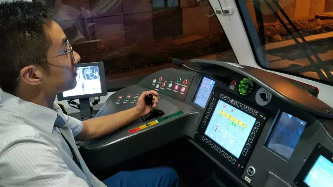 有轨电车蓉2号线驾驶员,成都蓉2号有轨电车司机