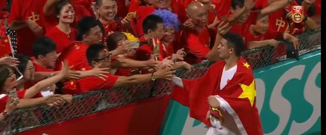 国足MV献礼祖国，郑智泛泪花领唱，艾克森身披*旗国**肖智军礼