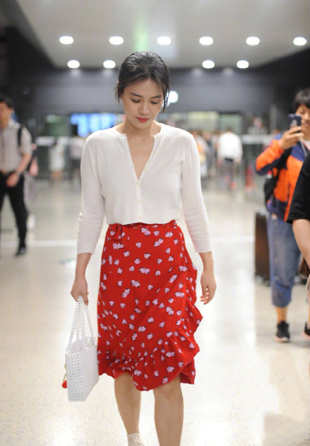 马思纯剧里同款发型,马思纯卷发造型配粉红裙