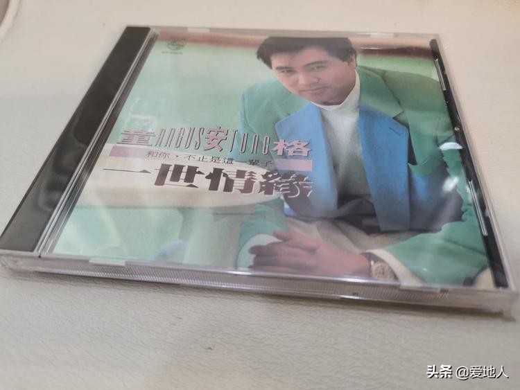 收录XUEHUAPIAOPIAO原唱的专辑，是这个样子的……