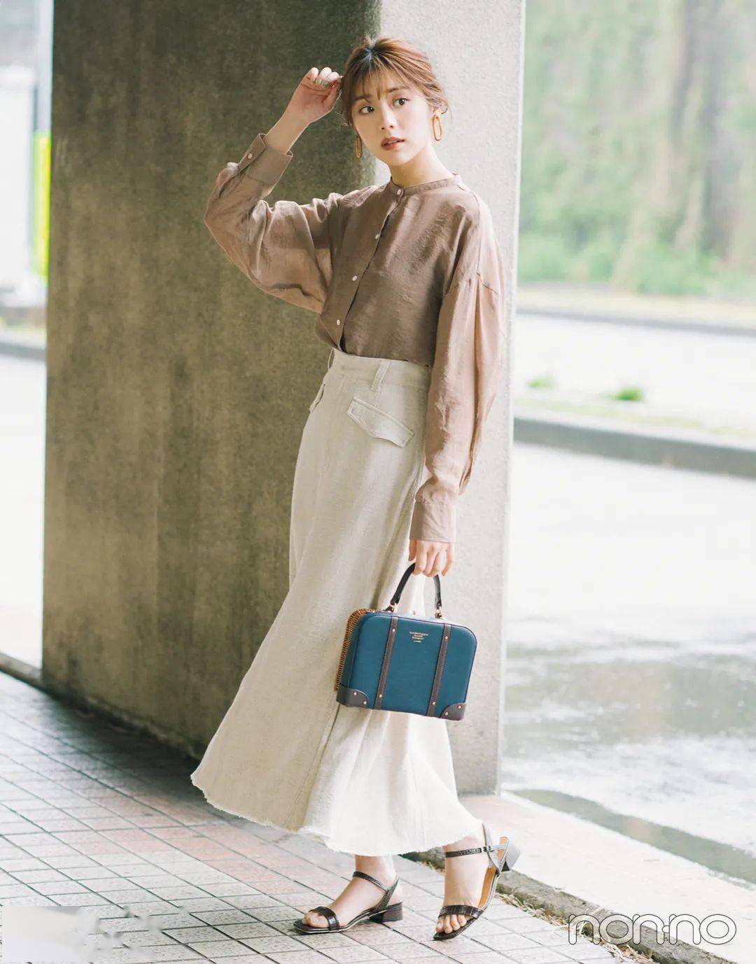 宽松衬衫怎么穿才好看,休闲宽大的衬衫怎么穿才好看