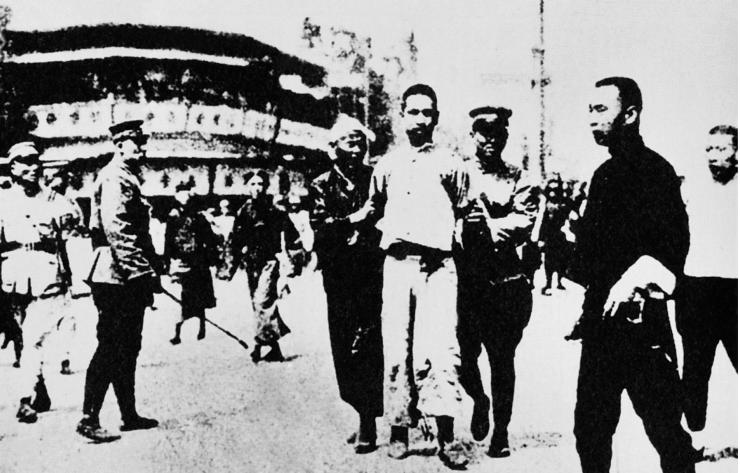 *德朱**是十大元帅之首,授衔编号确是“004”,那编号“001”是谁?