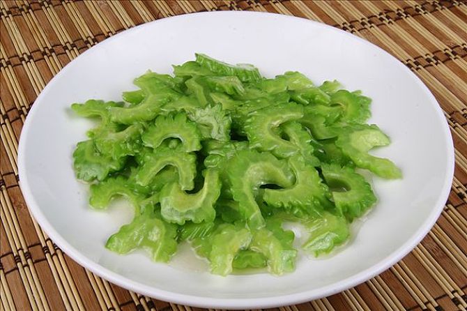 苦瓜怎么炒不苦不变色还脆,苦瓜怎么炒不苦又好吃不变色