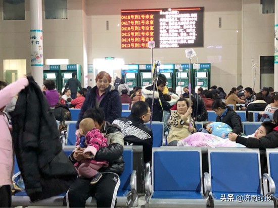 深夜的儿科急诊人声鼎沸,深夜医院楼道满是新生儿哭声