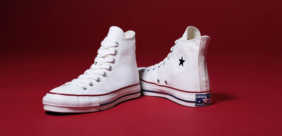 最近很火的一双蓝色帆布鞋,一双帆布鞋带你惊艳整个春夏