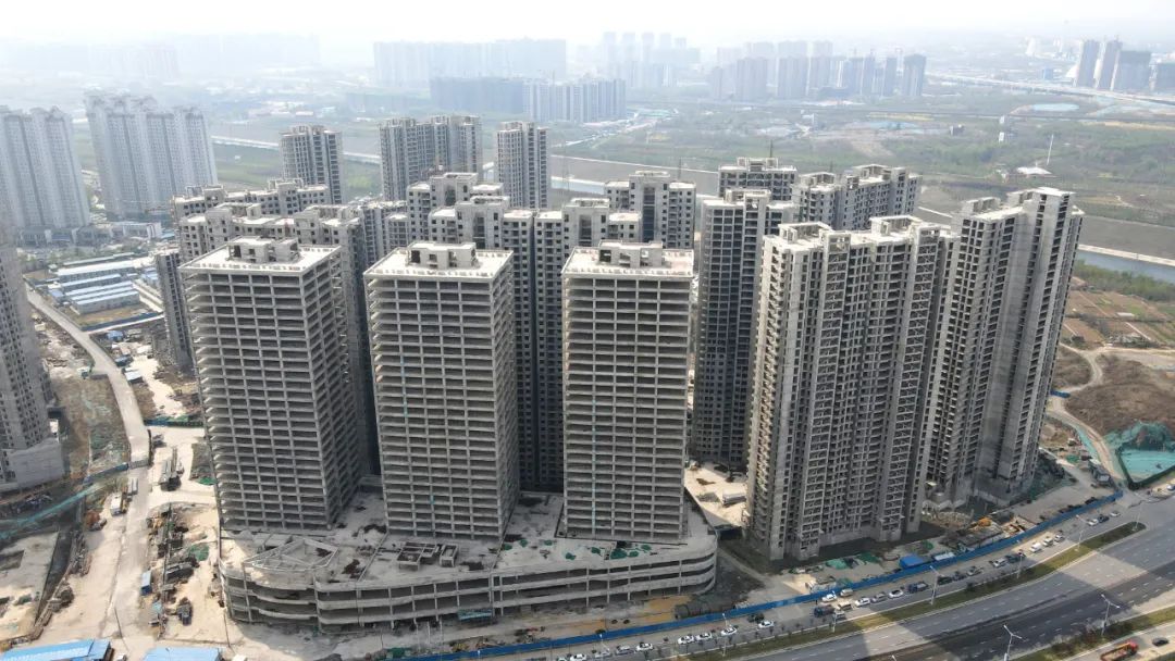 站在郑州这座烂尾楼下,抽了半小时烟