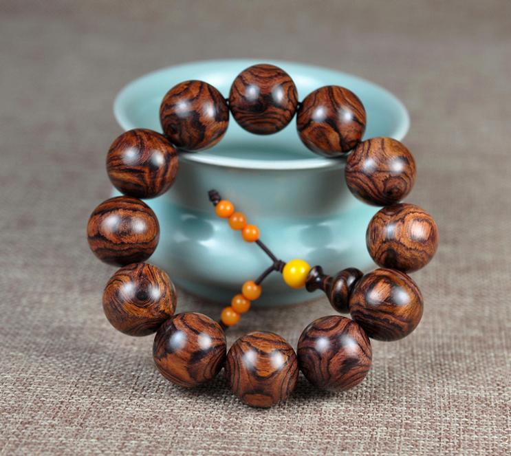 海南黄花梨手串越盘越红吗,黄花梨手串值钱吗