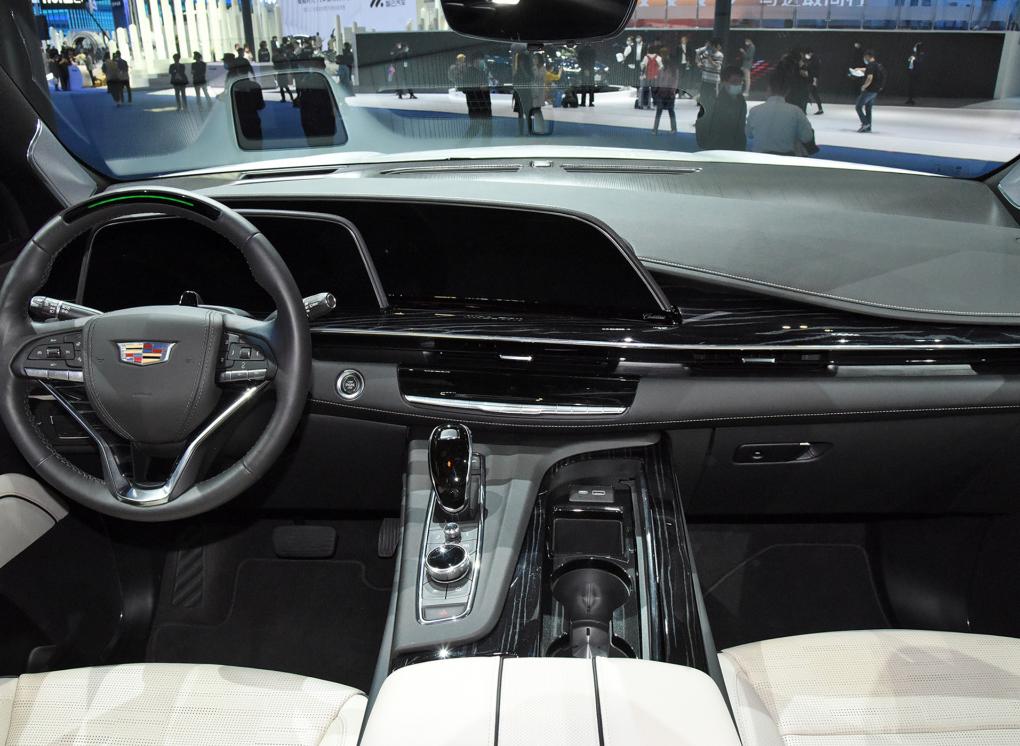 “浴皇大帝”凯雷德运动版，气场不比揽胜差，车长近5.4m+623N·m