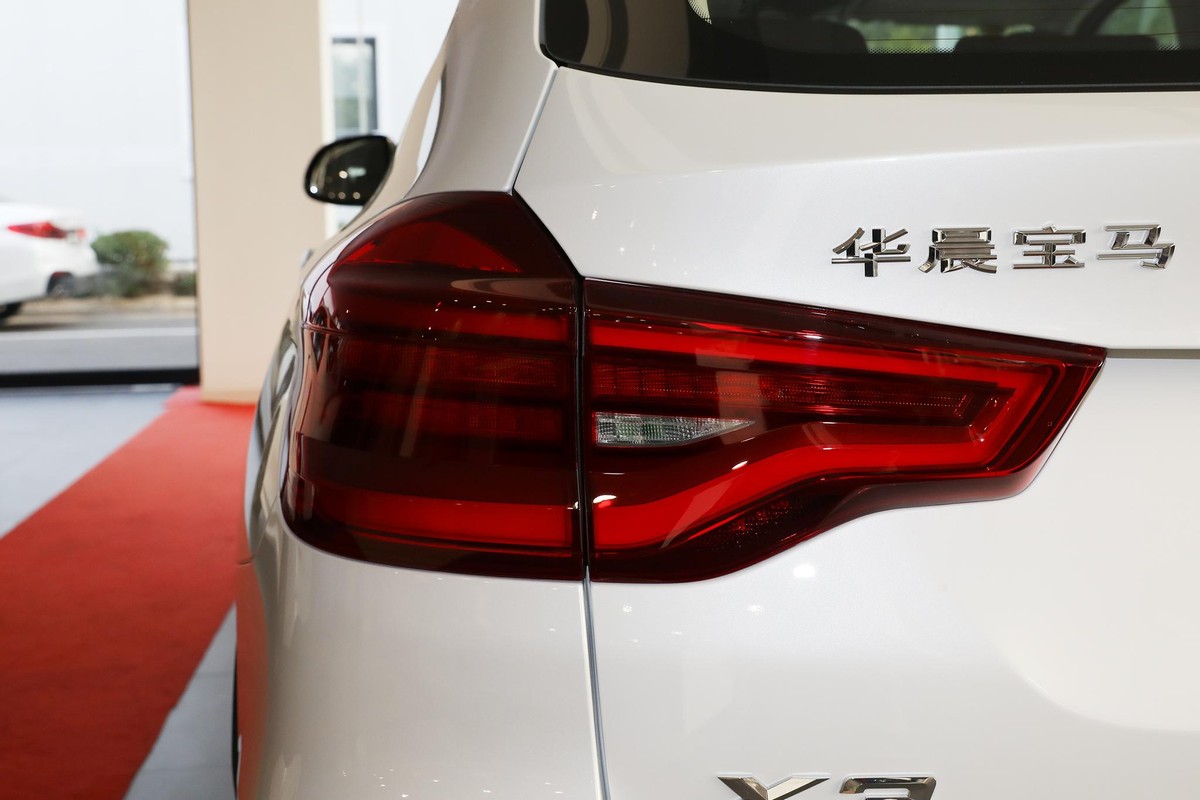 宝马x3后尾灯两边缝隙不一样,宝马x3后尾灯撞坏多少钱