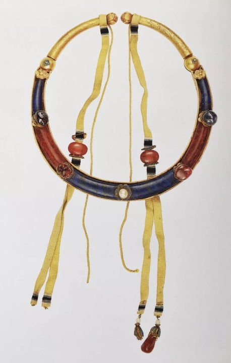 佛教中的璧琉璃，像天空一样的细腻，青金石的珠宝精致又大气