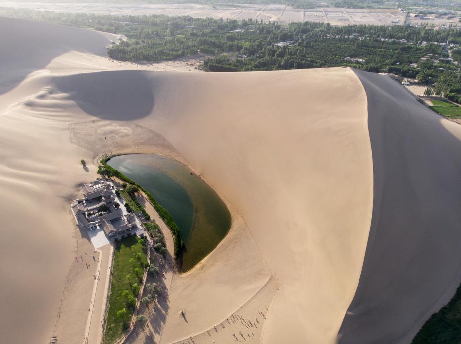 月牙泉到底有多神奇,太神奇了沙漠竟然有绿洲