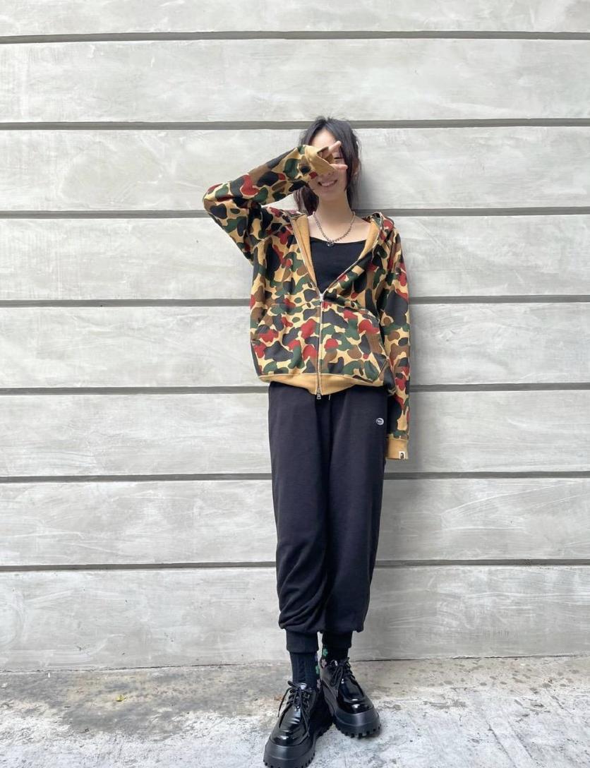 小s女儿买潮服片段,小s女儿穿衣服