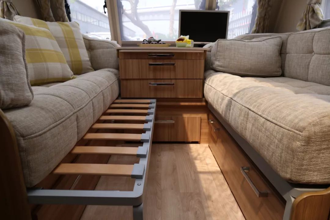 拥有一台拖挂房车有多好 (第一次开一个拖挂房车)