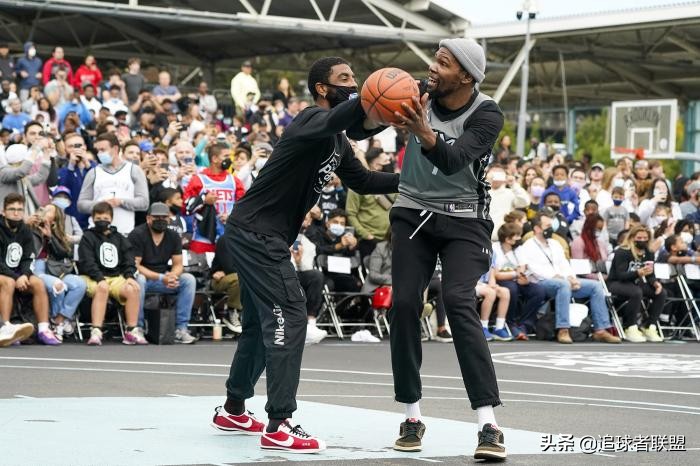 篮网哈登杜兰特,篮网哈登拍照