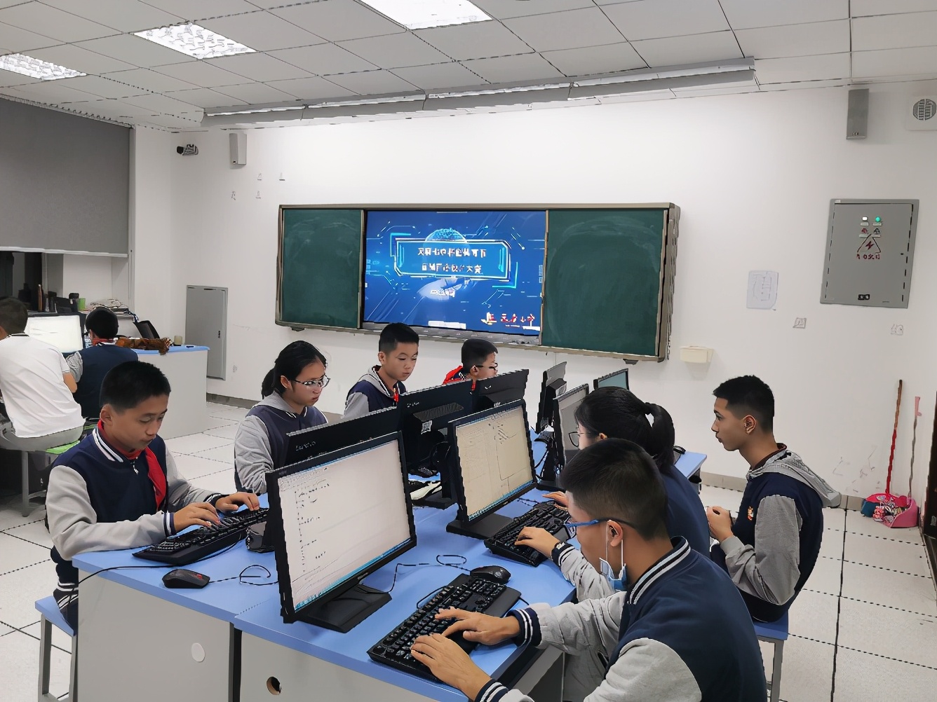 筑梦AI,智竞未来——天府七中科创体育节之科技活动回顾