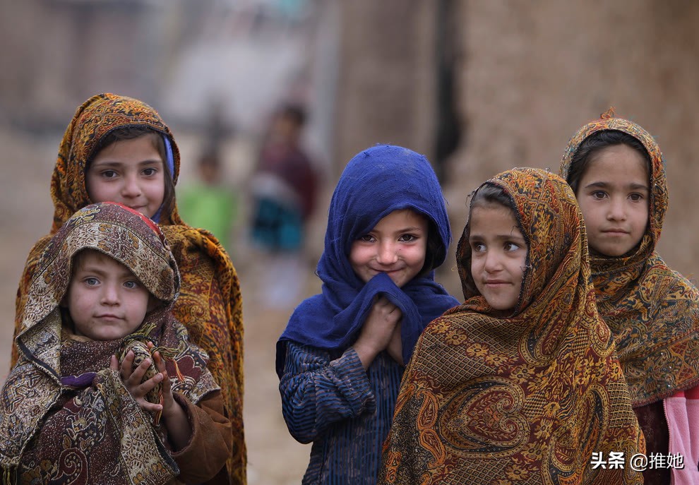 32个13岁到18岁女孩，因塔利班不让踢足球，集体逃离阿富汗