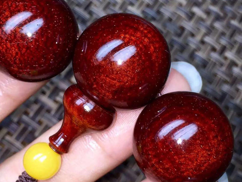 小叶紫檀油性最好的部分,小叶紫檀上有坑