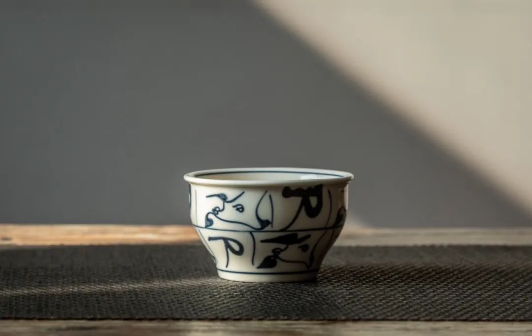 釉下手绘山水主人杯,青花釉下心经杯