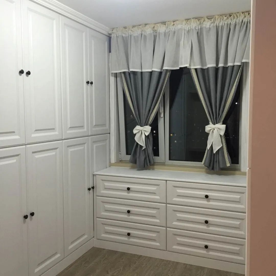 不顾后果砸掉飘窗,锤子砸下去瞬间,她们就后悔了