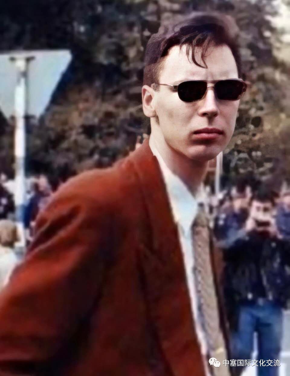 #塞尔维亚神编辑#冲上热搜！“铁板朋友来了！”网友：有点香