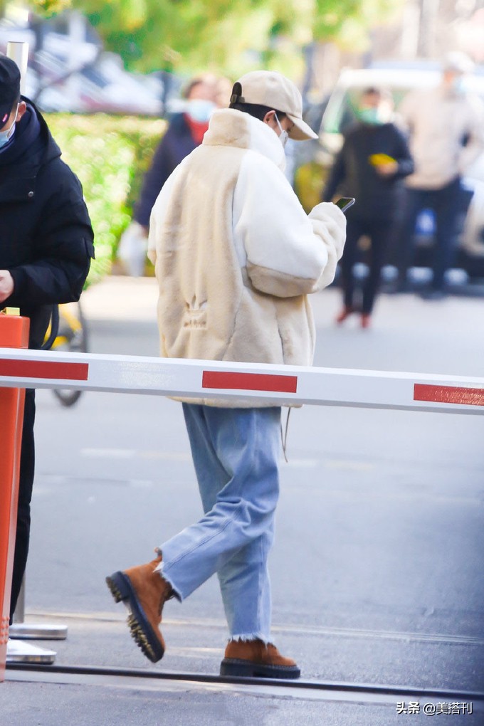 杨幂卡其色外衣,杨幂穿的棕色棒球服