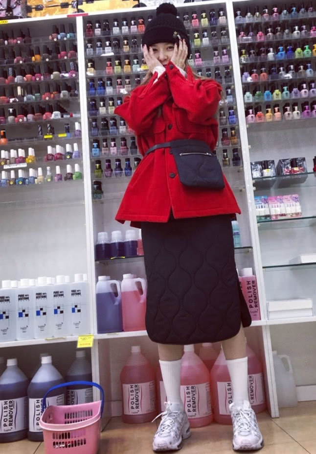 金泫雅穿袜子,金泫雅穿豹纹短裤白色高跟鞋