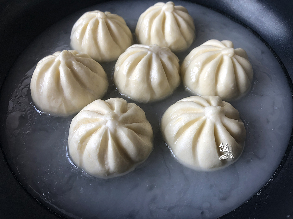 水煎包怎么做底部更酥脆？大厨：别只加清水，教你一招，酥脆好吃