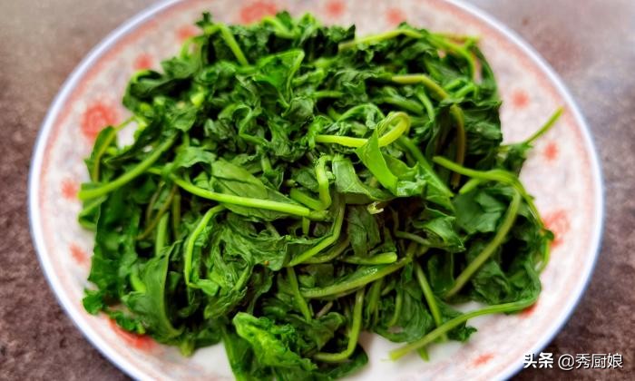 这菜被“误解”多年，闻着臭吃着香，焯水后拌上蒜泥酱，真鲜美呀