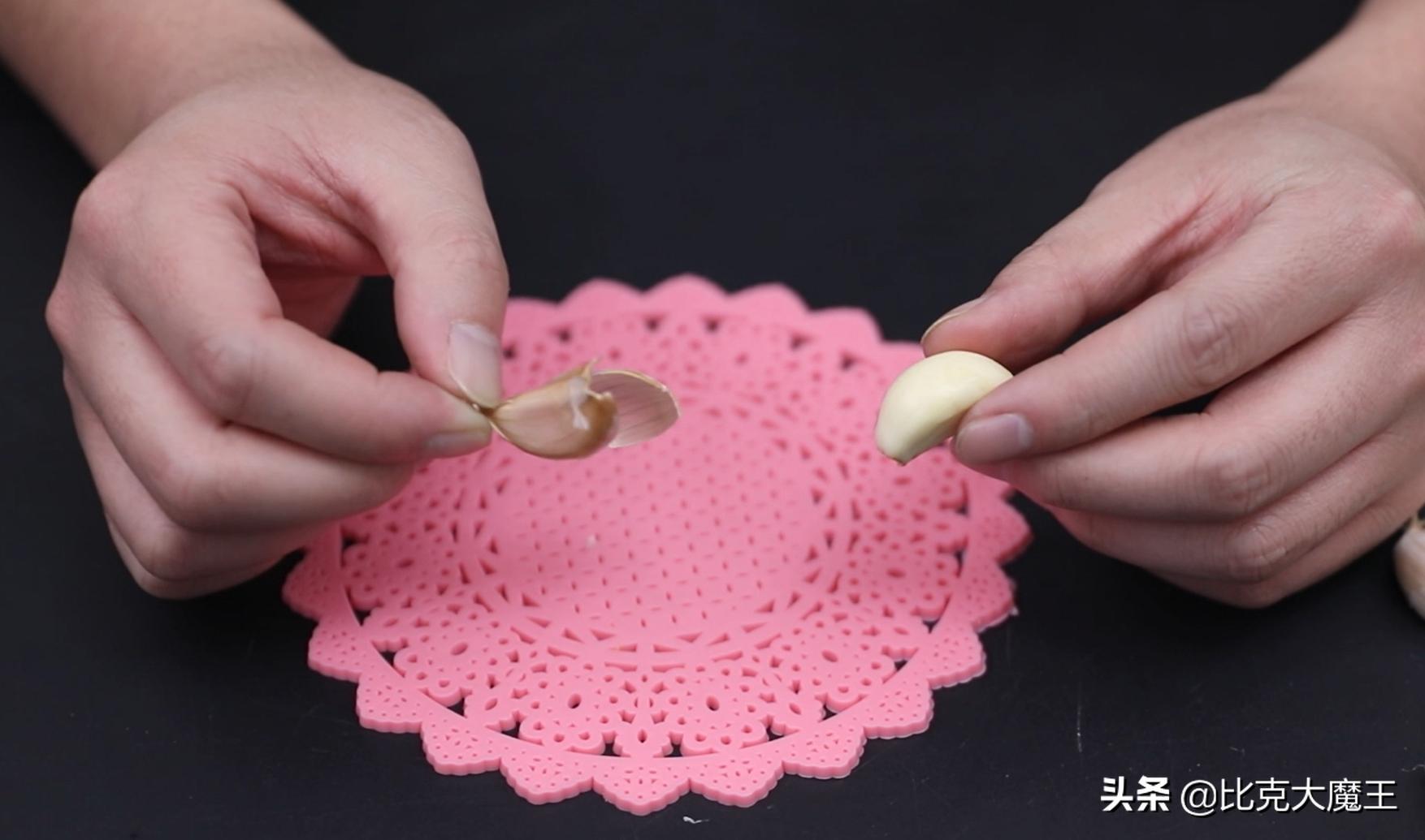 剥大蒜还有简单技巧，只需轻轻一搓，大蒜皮自动脱落，太方便了