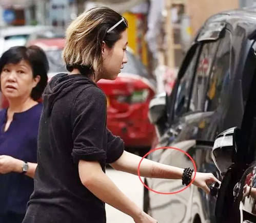 成龙对小龙女事件有回应吗 (小龙女事件对成龙的影响)