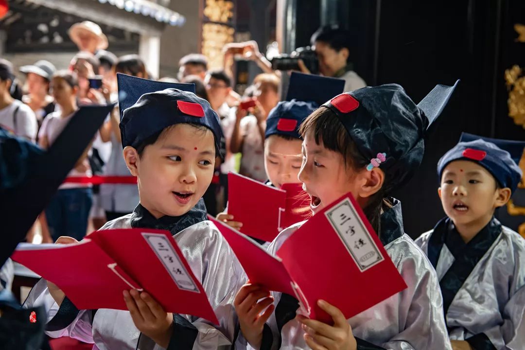 余荫山房是典型的岭南园林风格,岭南私家园林余荫山房