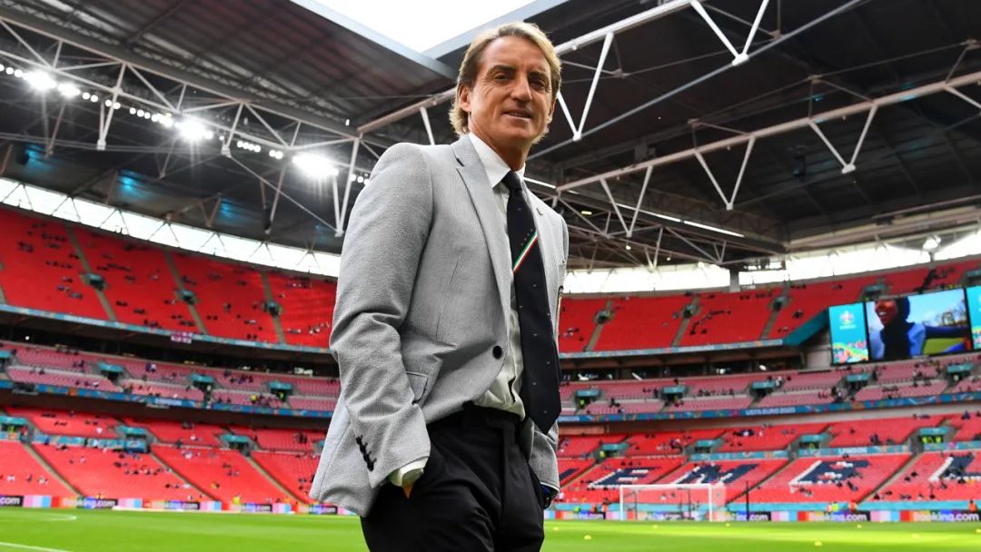 56岁教练才是意大利队最帅男人!穿LP戴百万RM,老男人不油腻典范