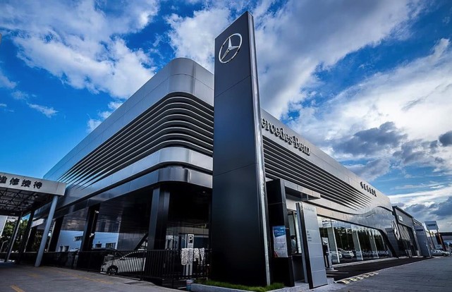 赛博坦克300和奔驰g500,奔驰g500中规最新落地多少钱