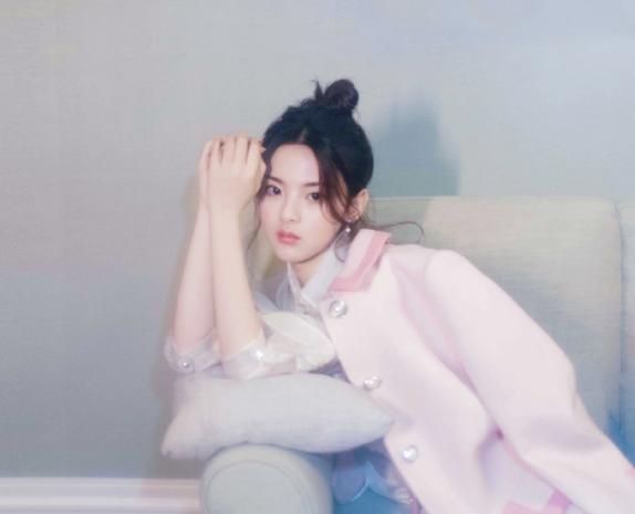 杨超越闻袜子被质疑发文回怼,杨超越穿粉色条纹袜子