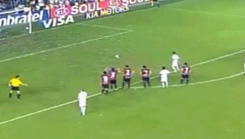 当c罗看到梅西惊人表现,对c罗和梅西的截然不同评价