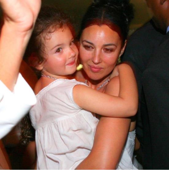 拥有祖传的神颜，进军时尚圈成新宠儿，老妈还是意大利性感女神